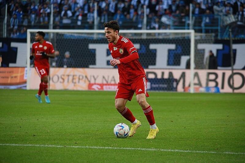 El delantero chileno vive un complicado presente en el fútbol polaco.
Créditos: @anriquez9