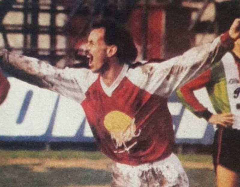 El delantero argentino cumplió notables campañas en ocho clubes chilenos, marcando toda una época. En la foto, celebrando en Deportes La Serena.