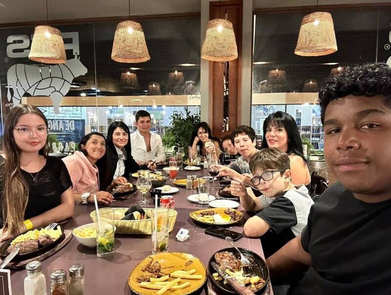 Anita Alvarado y sus hijos en una cena familiar / Créditos: Instagram