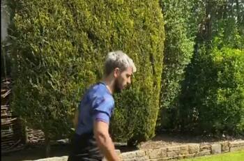 Sergio Aguero se luce con gran coordinación con el balón en el entrenamiento en casa