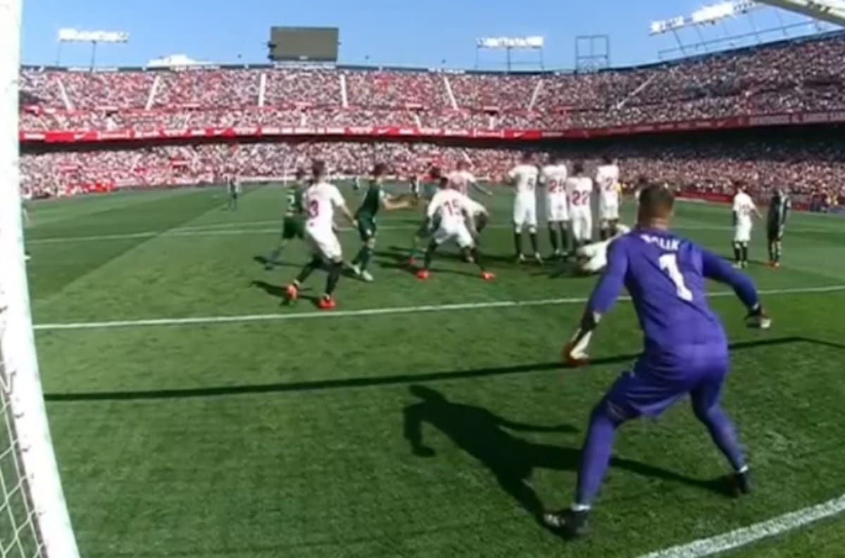 La insólita acción de Éver Banega que terminó en gol en contra para el Sevilla