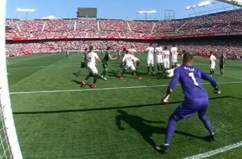 La insólita acción de Éver Banega que terminó en gol en contra para el Sevilla