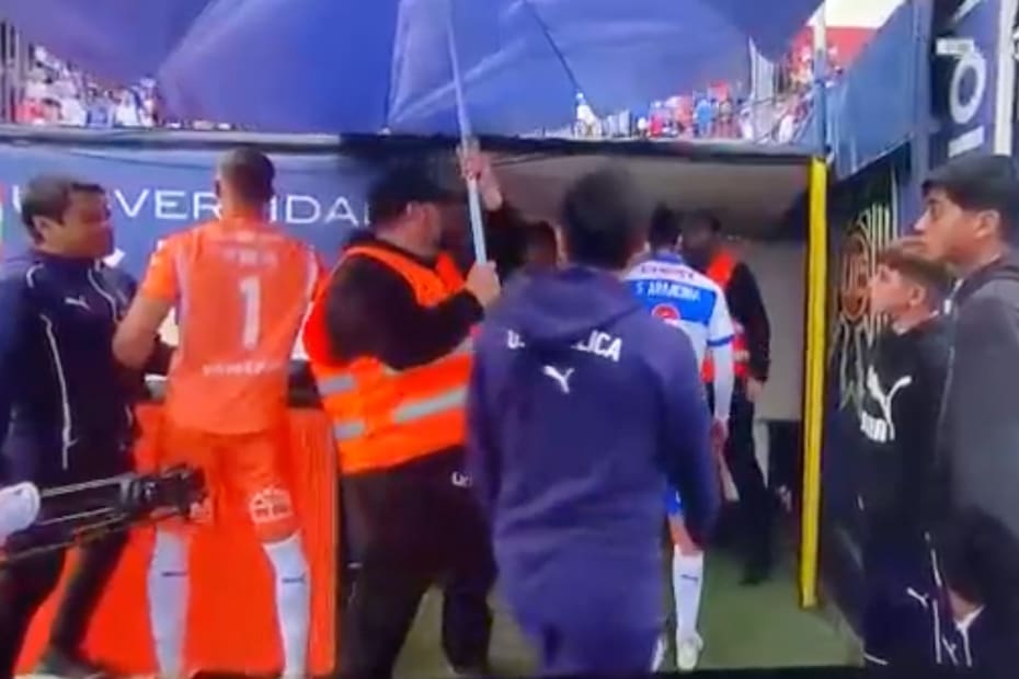 Fue a increpar a hinchas de la UC. VIDEO: TNT Sports.