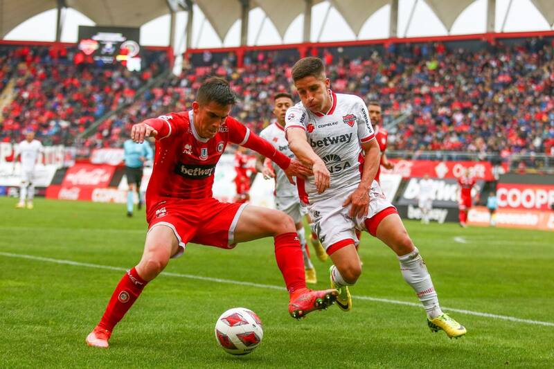 Rodrigo Cisterna (derecha) con la camiseta de Ñublense. Foto: Agencia Aton.