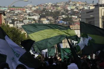 VIDEO: Hinchas de Everton y Wanderers protagonizaron multitudinarios banderazos previo al Clásico Porteño