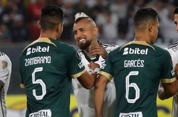 Carlos Zambrano ahora sí se calentó y le mandó feroz palo a Arturo Vidal