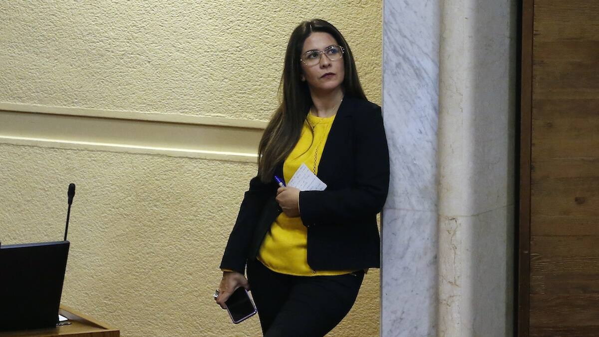 Las contradicciones de diputada contagiada por Covid-19: no 'confía' en vacunas, pero está con las dosis al día
