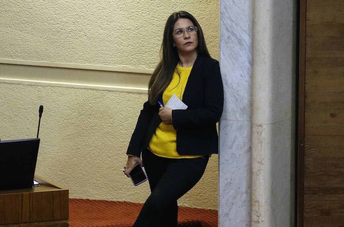 Las contradicciones de diputada contagiada por Covid-19: no 'confía' en vacunas, pero está con las dosis al día