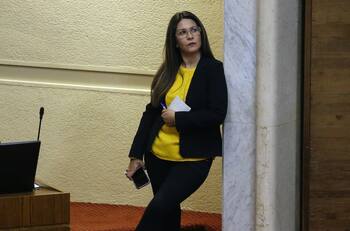 Las contradicciones de diputada contagiada por Covid-19: no 'confía' en vacunas, pero está con las dosis al día