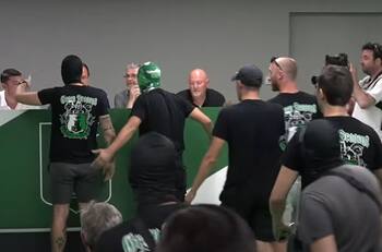 VIDEO| De alta tensión: hinchas se metieron a conferencia del equipo para protestar por despido de histórico DT