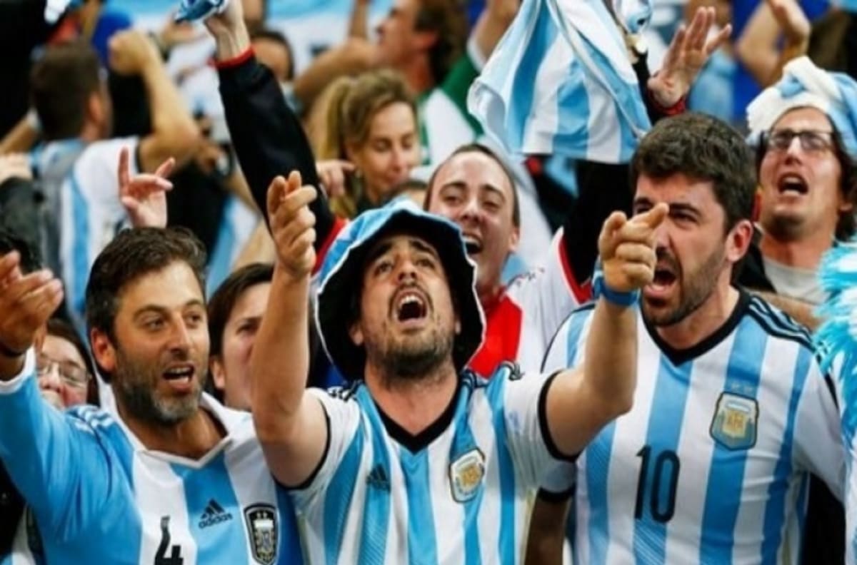 Hinchas argentinos queman bandera de la Roja y piden la muerte de los chilenos