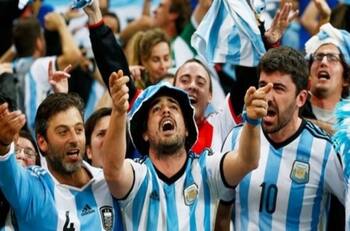 Hinchas argentinos queman bandera de la Roja y piden la muerte de los chilenos