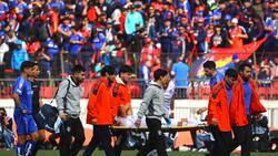 Se fue en ambulancia: lesión de gravedad en el partido de la U ante Audax Italiano