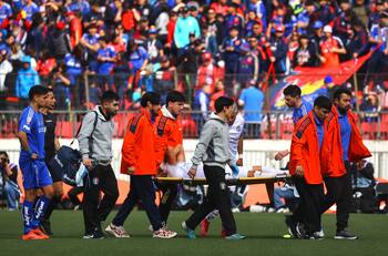 Se fue en ambulancia: lesión de gravedad en el partido de la U ante Audax Italiano
