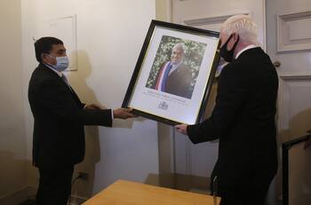 VIDEO + FOTOS | De Sebastián Piñera a Gabriel Boric: Así fue el cambio del retrato presidencial en La Moneda