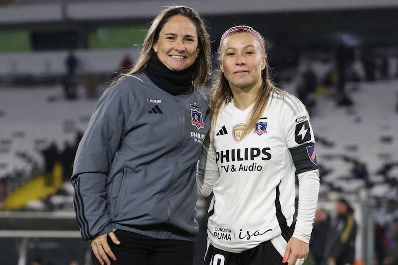 Tatiele Silveira junto a la capitana de las Albas, Yanara Aedo. Foto: @colocolofemenino