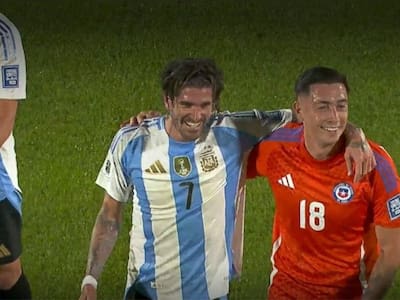 Jugador de Chile terminó el primer tiempo muerto de la risa y abrazado con jugador argentino
