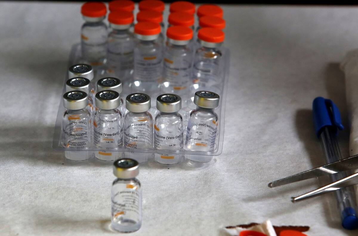 CEO de Pfizer plantea que podría ser necesaria una tercera dosis para reforzar la vacuna