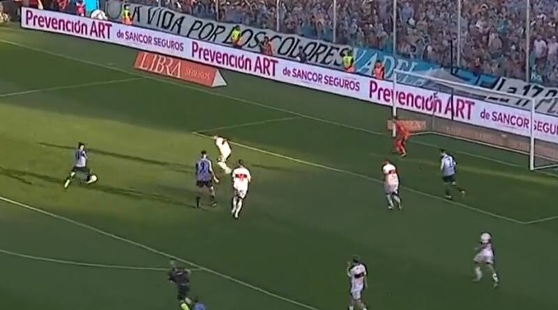 convirtiendo su gol en Belgrano.
