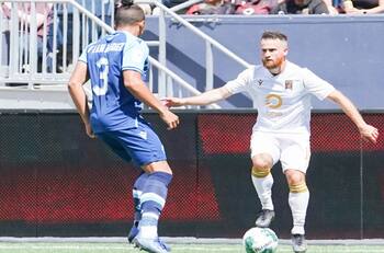 VIDEO | Este sí que es el blooper del año: jugador evita el gol de su equipo en la mismísima línea de sentencia