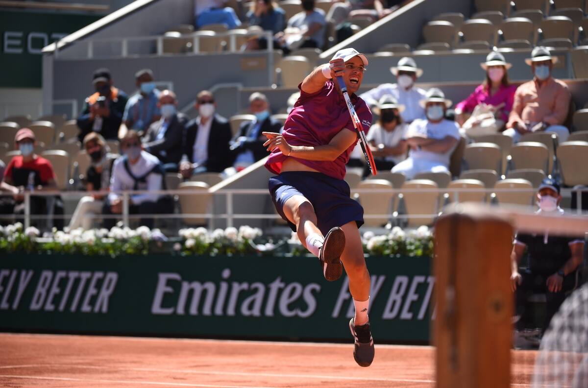Dominic Thiem sufrió dura caída ante Pablo Andújar y se despidió en primera ronda de Roland Garros