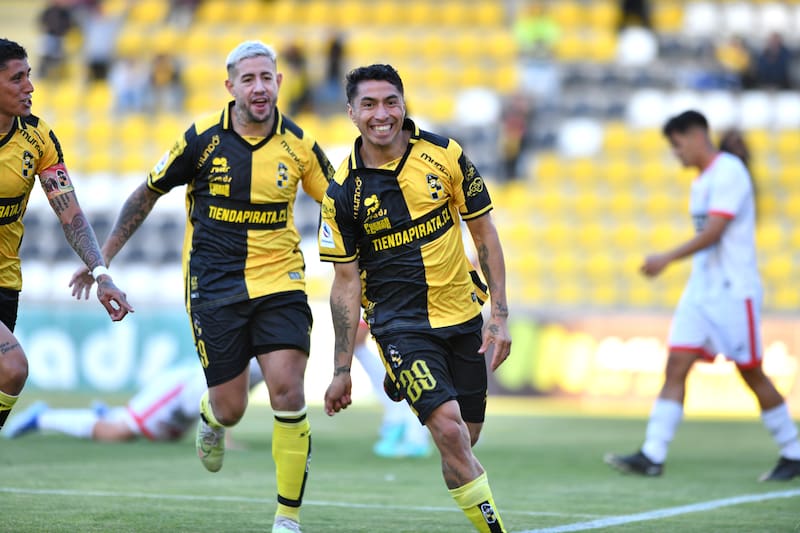 El jugador de Coquimbo Unido Luciano Cabral celebra con sus compañeros su gol contra Union La Calera