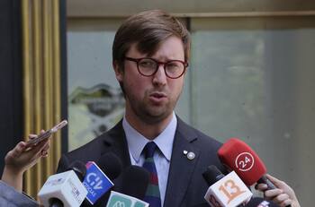 VIDEO | "Si tiene la costumbre de gritarle a la mujeres aquí no lo haga": El tenso cruce entre Cariola y Luis Sánchez