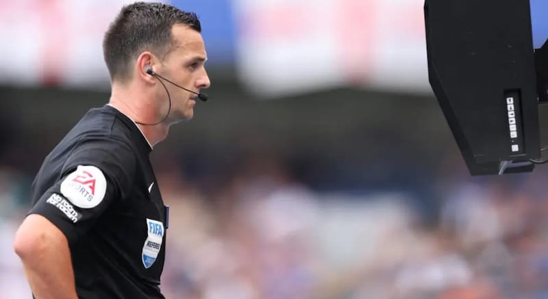 Los segundos de un juez frente a la pantalla del VAR valen oro. Los jueces de la Premier League lo saben; EA Sports, también.