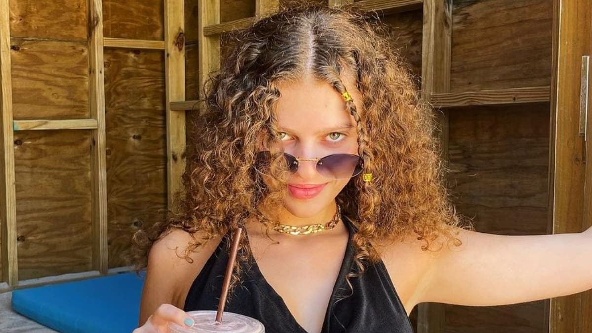 Conoce a Elyanna: La cantante chilena-palestina que llegó a ser portada de GQ en Medio Oriente
