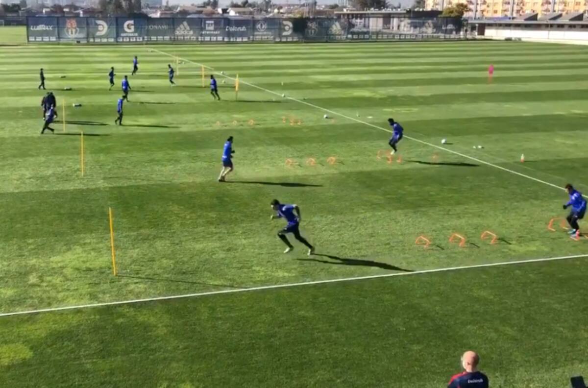 Plantel de La U entrena en duplas en el Centro Deportivo Azul