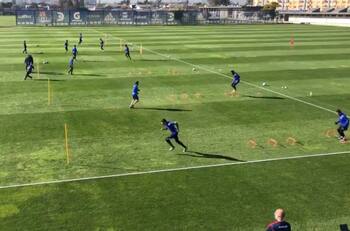 Plantel de La U entrena en duplas en el Centro Deportivo Azul