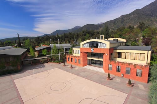 Sorpresivo cierre de colegio con 40 años de historia en la RM: 600 alumnos quedan en el aire