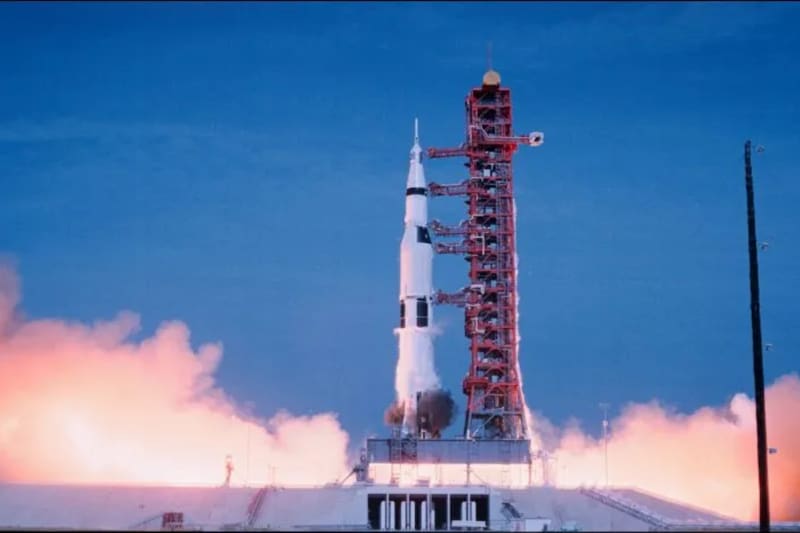 Momento exacto en el que el cohete Saturn V despegó de la base de la NASA con rumbo a la Luna el 16 de julio de 1969