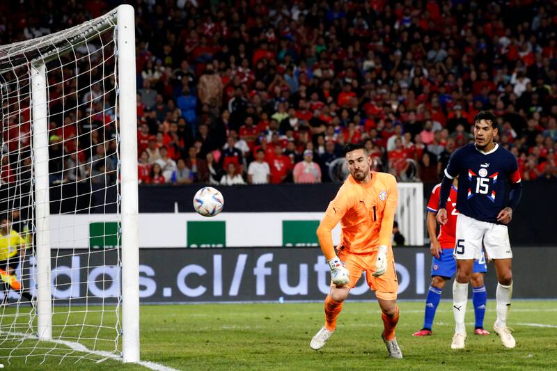 El insólito autogol del arquero paraguayo para darle el triunfo a La Roja. Foto: Agencia Aton.
