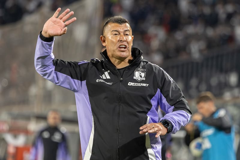 Por el momento, y pese a la teleserie sobre su eventual salida, el estratega se mantiene en el banco de Colo Colo.