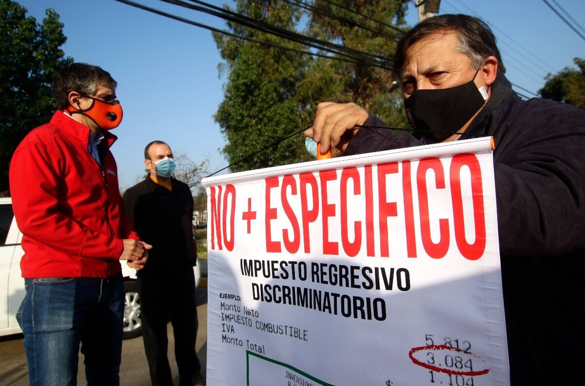 Transportistas escolares y colectiveros piden eliminar el impuesto específico a los combustibles