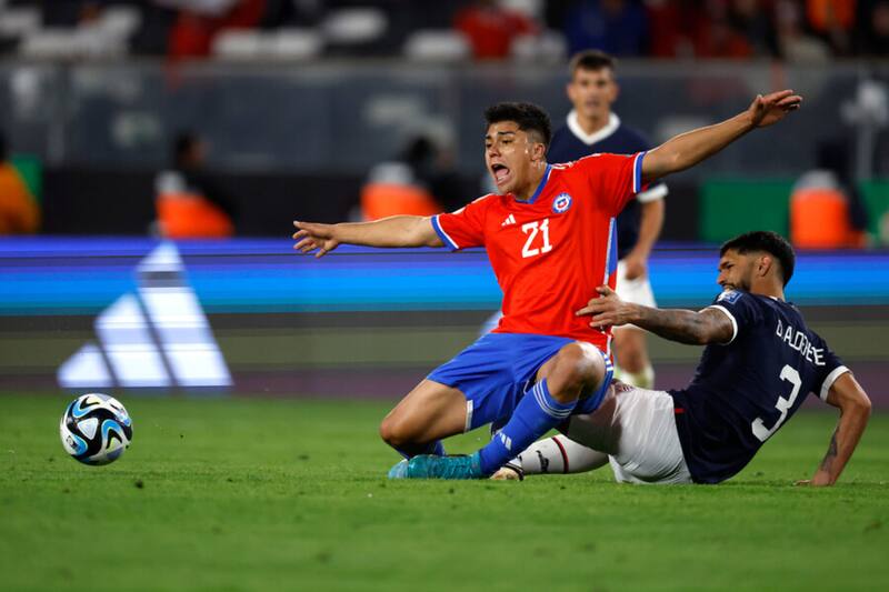 Damián Pizarro jugando por la selección chilena (Foto: Photosport)