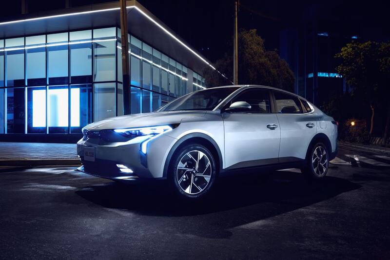 Se trata de un auto tipo sedán que llega a reemplazar el otrora modelo Río 4