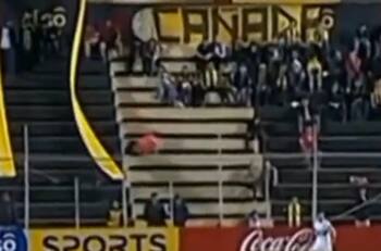 VIDEO | Rodó por las escaleras: hincha paraguayo sufrió grave accidente en partido entre Guaraní y Olimpia