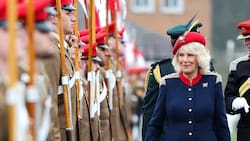 El especial broche de la colección de la reina Isabel con el que sorprendió la Reina Camilla