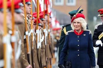 El especial broche de la colección de la reina Isabel con el que sorprendió la Reina Camilla