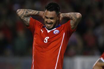 Con una bandera de Chile: Mauricio Pinilla expresó su alegría tras triunfo del Rechazo