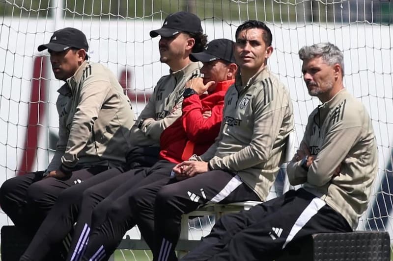 El DT de Colo Colo está siendo incorporado en las conversaciones para conformar el plantel de la temporada 2026. Foto: Colo Colo Oficial.