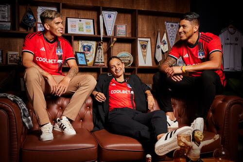 Colo Colo presentó su segundo uniforme para la temporada 2023.