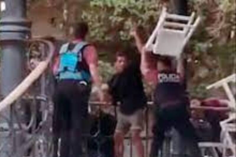 Policías detuvieron a sillazos a un hombre que los atacó con un palo.
Crédito: Captura de video.