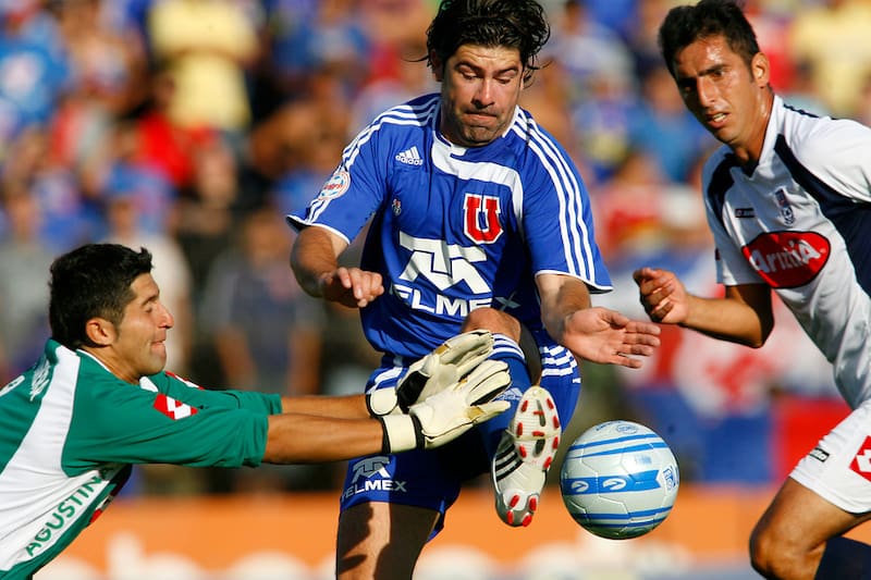 Franco Cabrera jugando ante la U defendiendo el arco de Deportes Melipilla. Foto: Aton.