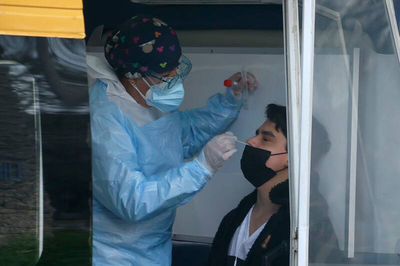 Revisa el nuevo informe que entregó el Minsal sobre el Covid-19 en Chile. Créditos: ATON.