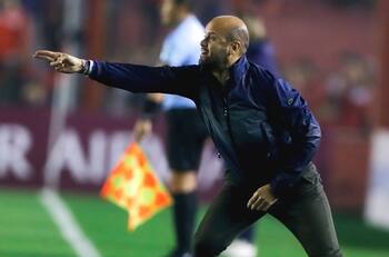 El gran sueño de la U para ser el nuevo DT choca con la realidad económica: Buscan a un campeón continental