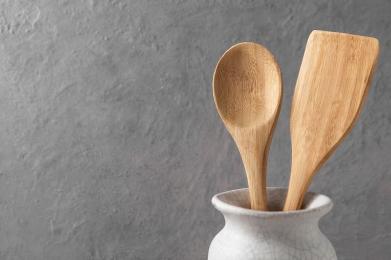 No necesitas de muchos productos para que tus cucharas de palo queden impecables.