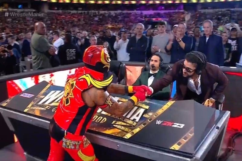 Rey Mysterio y Bad Bunny saludándose en el WrestleMania 39. Foto: @SKWrestling_